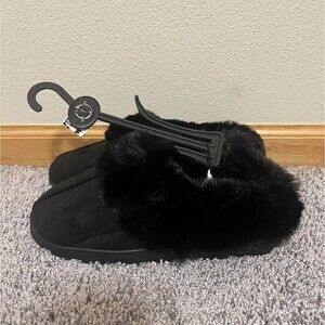 (NEW/NO BOX) 7W/5.5M- Sole Mates Fuzzy Slippers “Black”